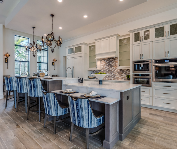 Images Tetyana Hanna, Sarasota Real Estate Agent 〡 KW Coastal Living III