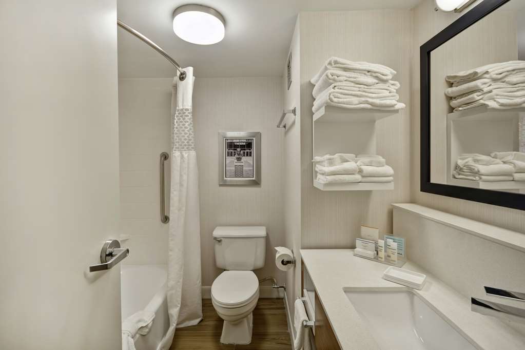 Guest room bath