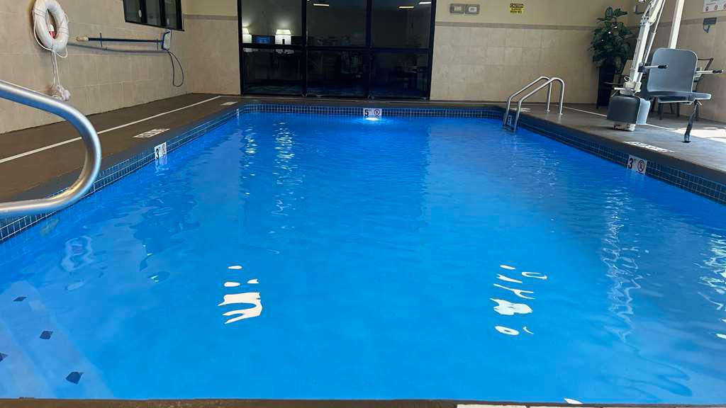 Pool Best Western Plus Kansas City Airport-Kci East Kansas City (816)891-9111