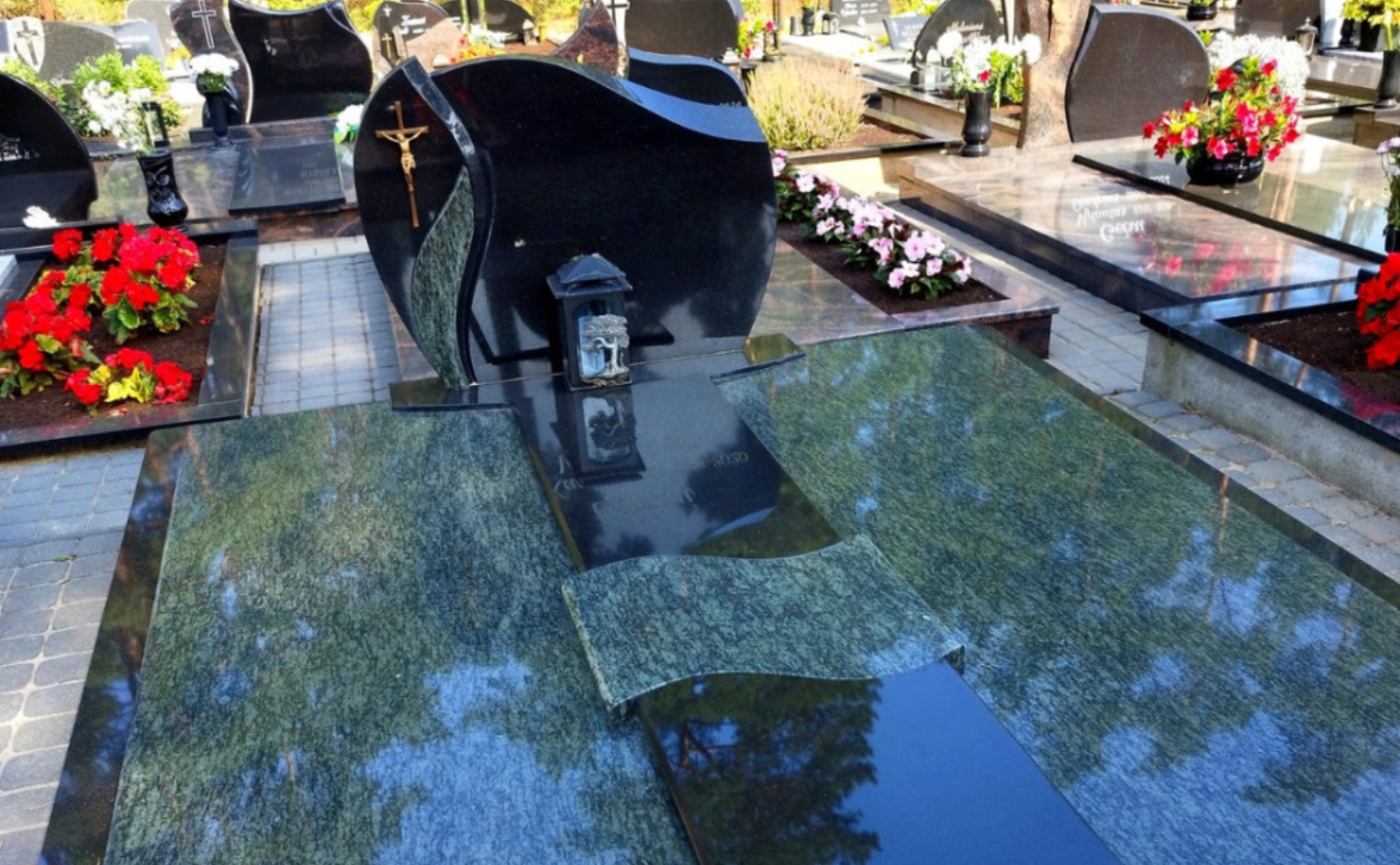 Paminklai ir kapavietės dengimas