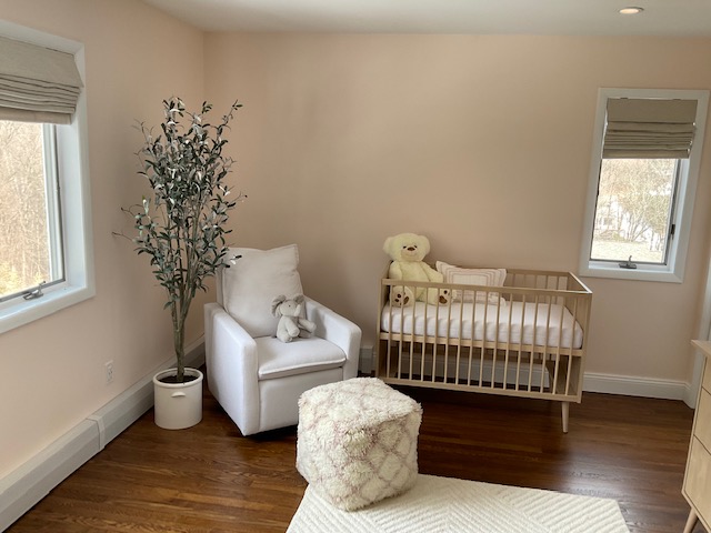 Searching for the ideal window solution to complement your pristine nursery? Look no further! Our Flat Fabric Roman Shades bring a touch of seamless elegance to your space in Briarcliff Manor.