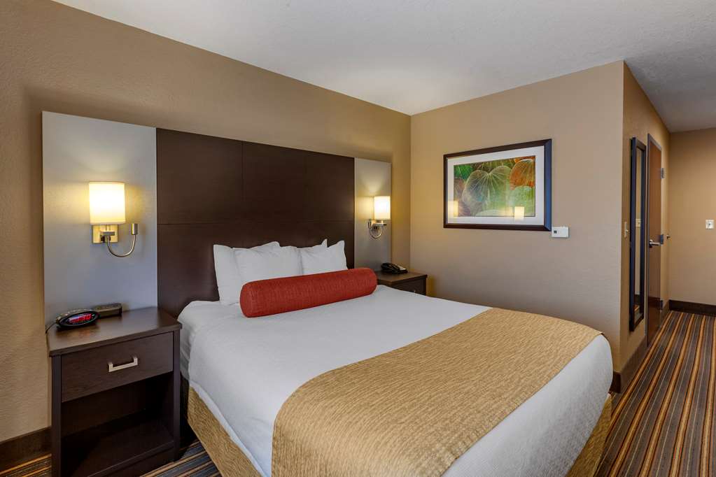 Images Best Western Plus Woodstock Inn & Suites