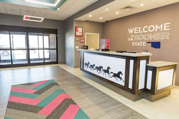 Images Hampton Inn Mustang