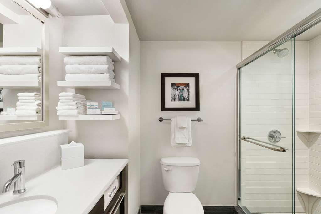 Guest room bath