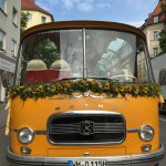 Hochzeit  setra bus mit sonneblumen gedeck - Blütenkorb München