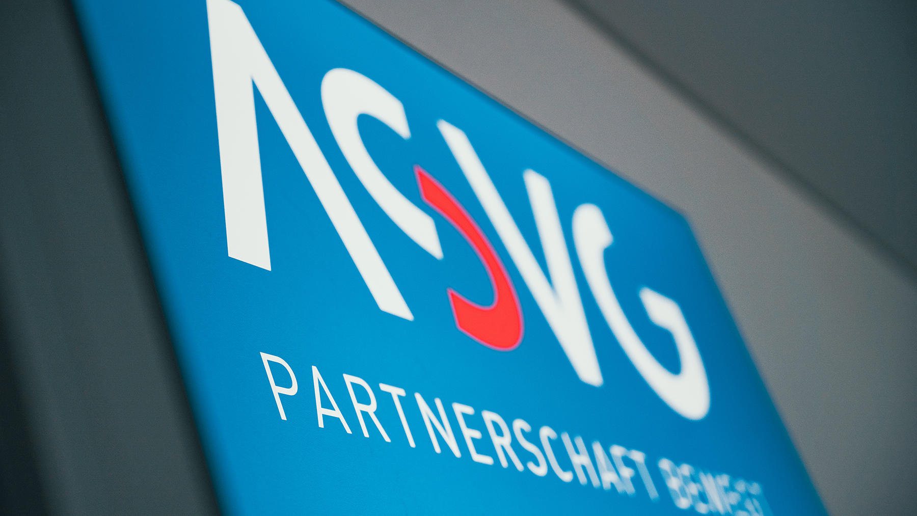 ASVG GmbH - Situationsbilder im Büro. Leuchttafel im Eingangsbereich.