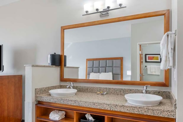 Images Best Western Plus Peppertree Inn at Omak