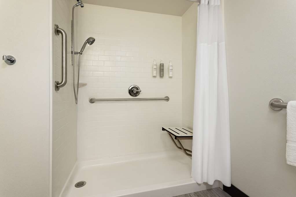 Guest room bath