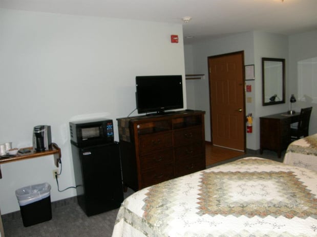 Images Redwood Inn & Suites