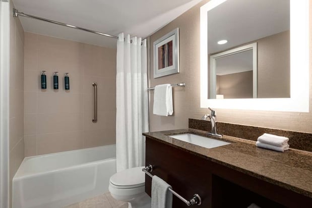 Images DoubleTree by Hilton New York LaGuardia Airport