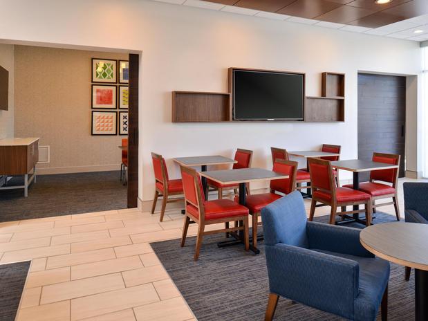 Images Holiday Inn Express & Suites Brighton South - US 23, an IHG Hotel
