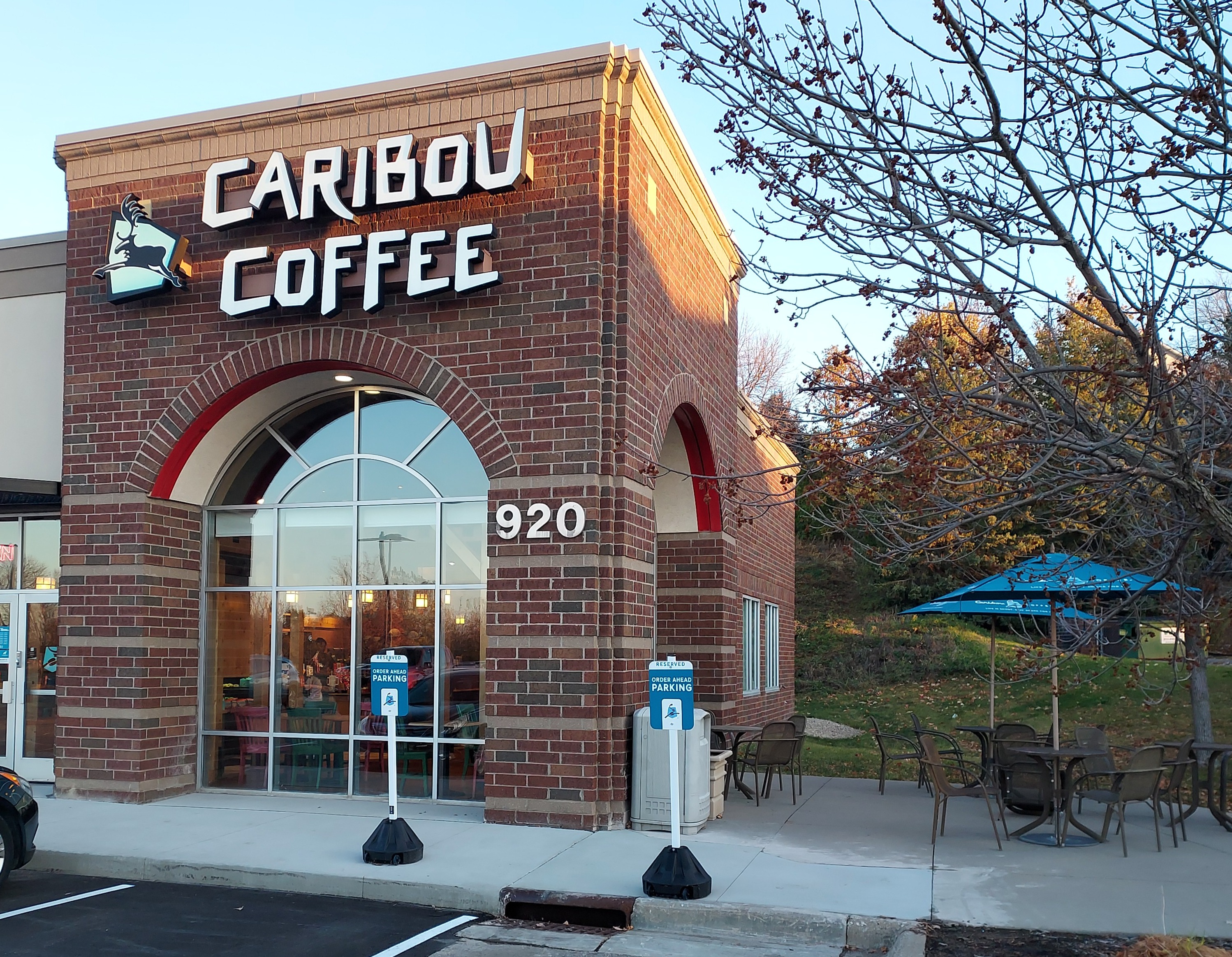 Storefront of the Caribou Coffee at 920 West 78th Street in Chanhassen