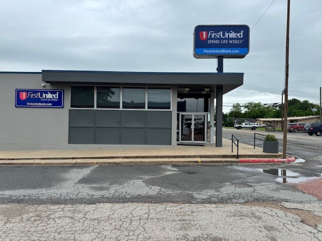 First United Bank - Leonard - exterior entrance way