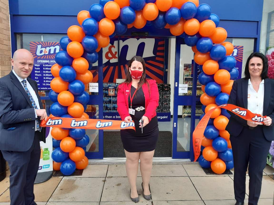 Store staff at B&M's new store in Doncasterwere delighted to welcome representatives from Yorkshire Air Ambulance Service, the store's chosen charity for opening day. The charity received £250 worth of B&M vouchers, as a thank your for the life-saving ser