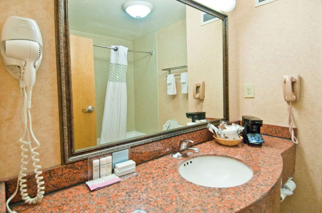 Guest room bath