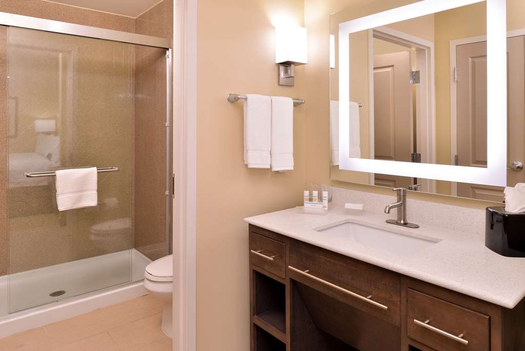 Guest room bath