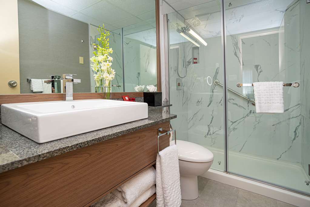 Best Western Premier Chateau Granville Hotel & Suites & Conf. Centre in Vancouver: Suite King- Bathroom