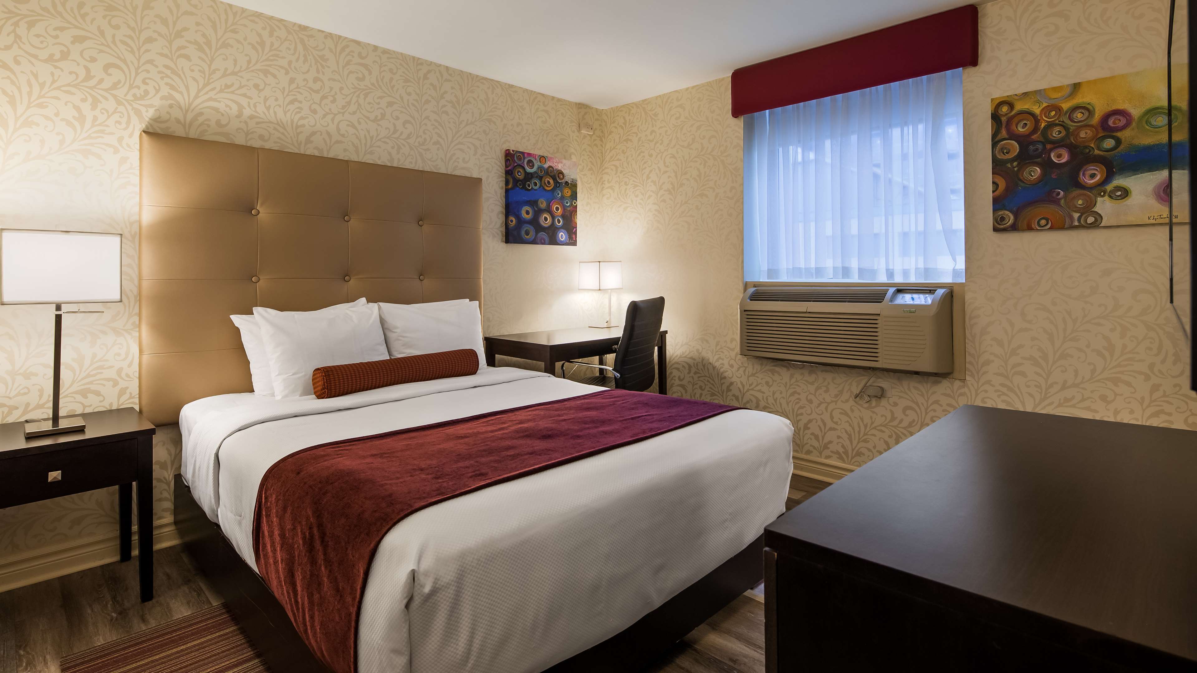Queen Guest Room Best Western Plus Montreal Downtown-Hotel Europa Montreal (514)866-6492