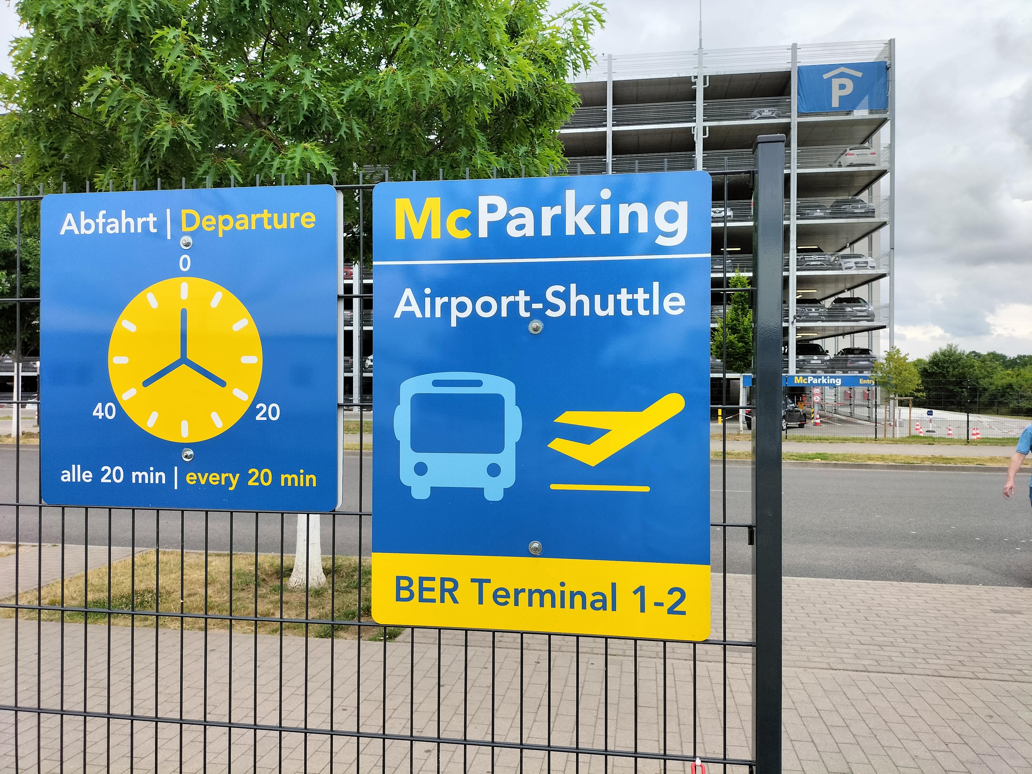 Der McParking Shuttle zum Terminal 1 und 2 fährt pünktlich alle 20 Minuten
