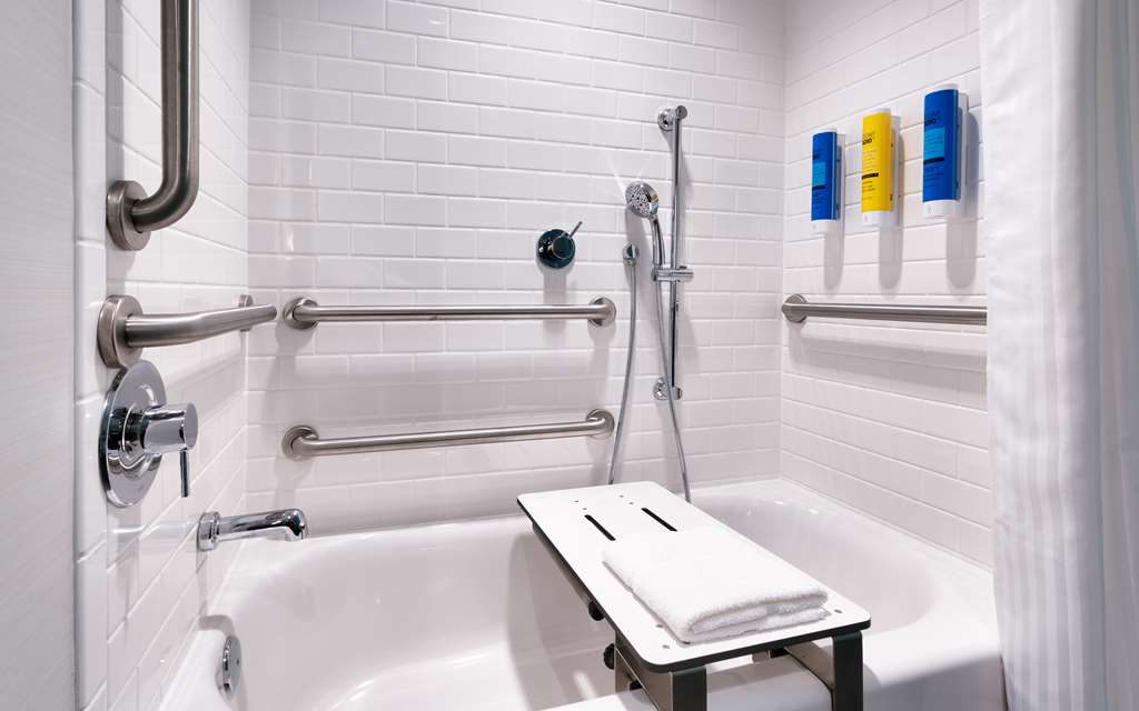 Guest room bath