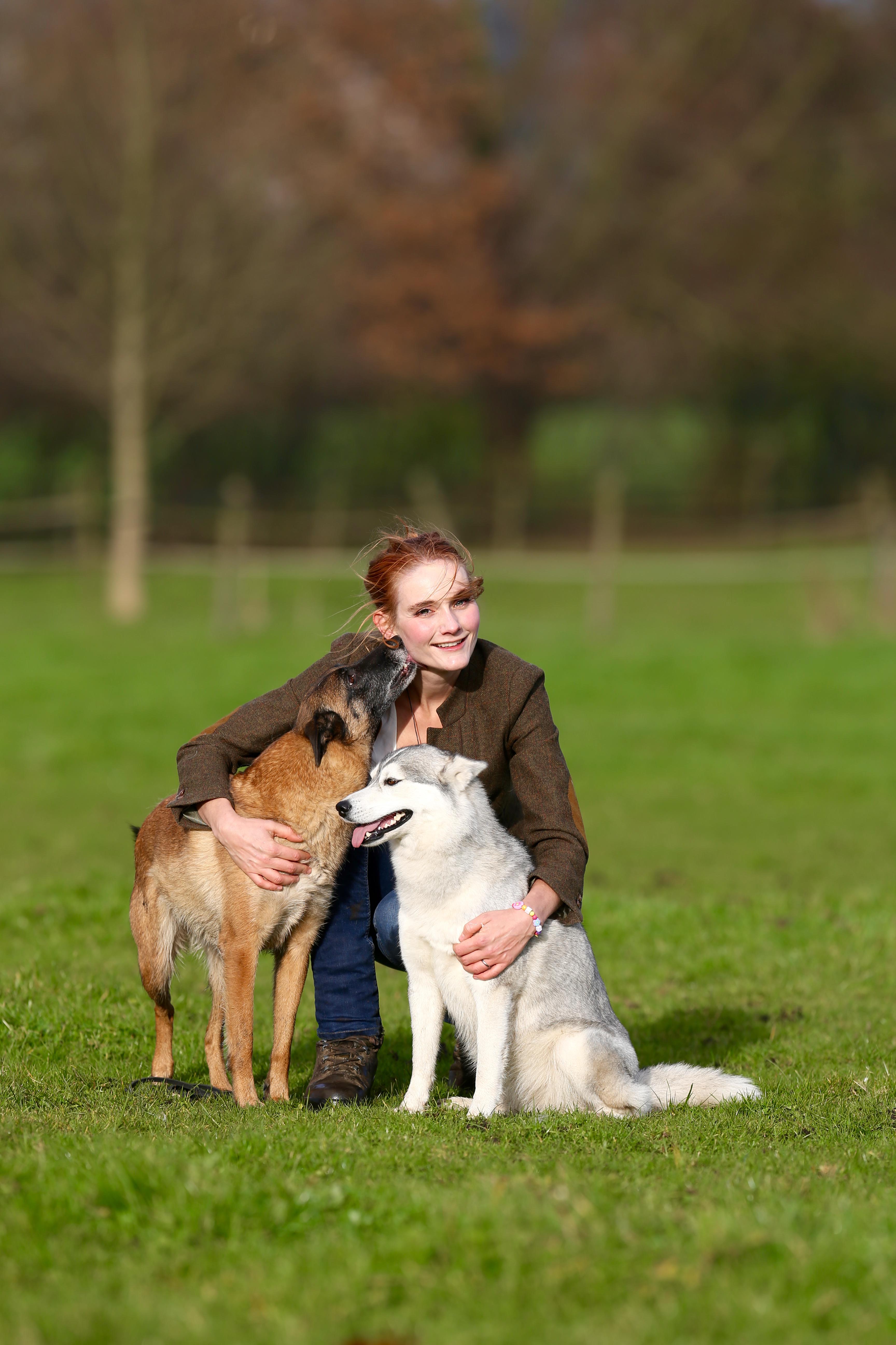 Ramona Teschner mit ihren beiden eigenen Hunden.
