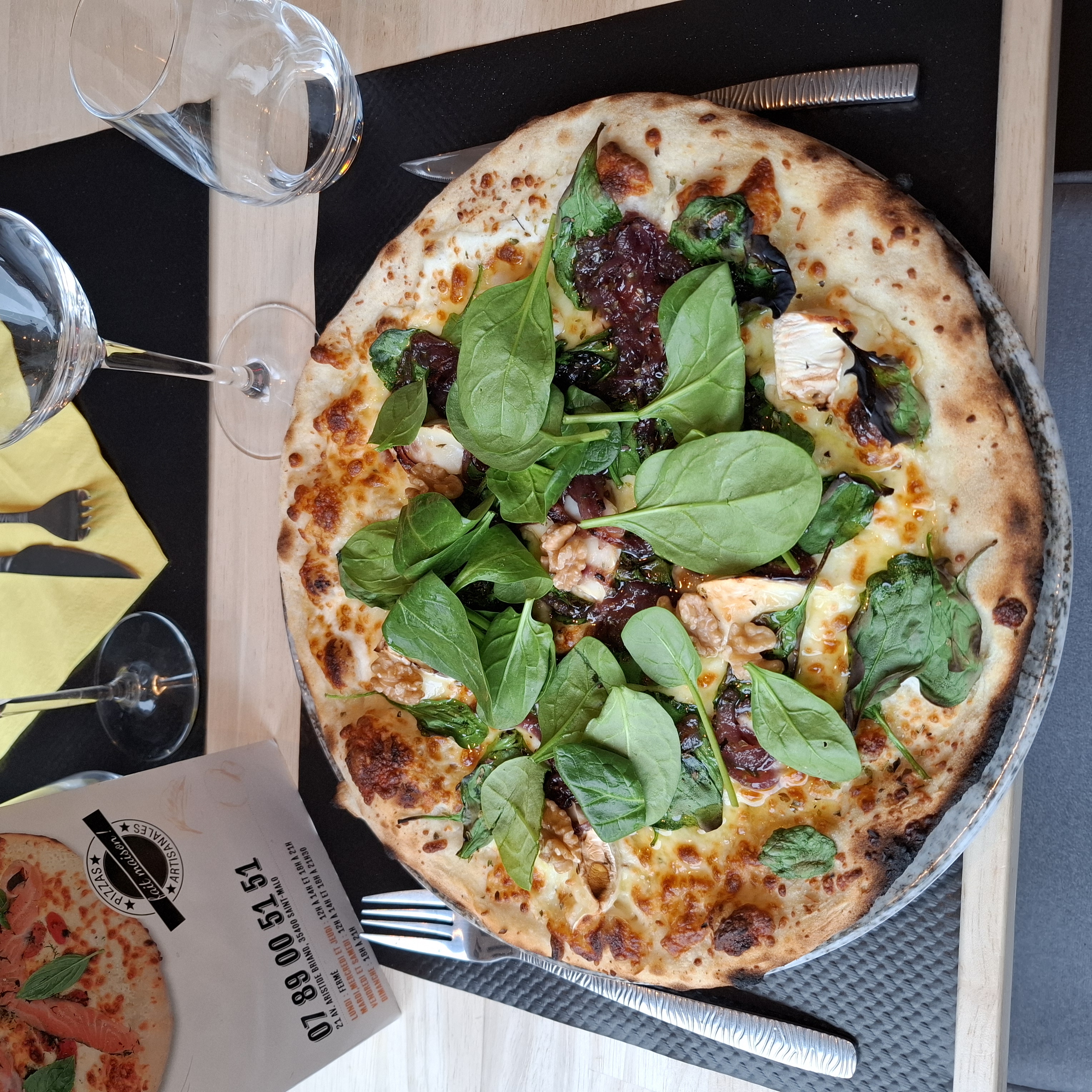 La popeye'chic nouveauté
Base ricotta mascarpone, chèvre, mozzarella, Épinards frais, miel, confits d'oignons rouges,noix
En 28 cm 15€
En 33 cm 18€ La popeye'chic nouveauté
Base ricotta mascarpone, chèvre, mozzarella, Épinards frais, miel, confits d'oignons rouges,noix
En 28 cm 15€
En 33 cm 18€