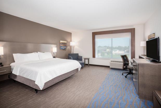 Images Holiday Inn Express & Suites Great Bend, an IHG Hotel