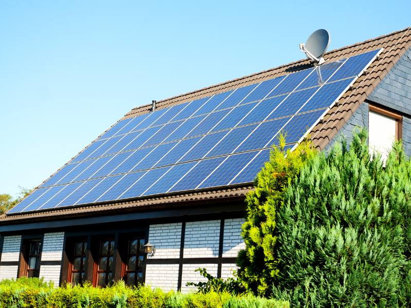 Große Photovoltaikanlage auf einem Dach
