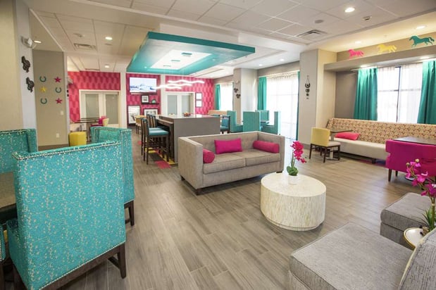 Images Hampton Inn Mustang