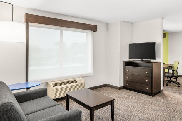 Images Holiday Inn Express & Suites Wilmington-Newark by IHG