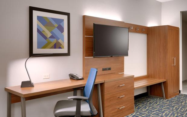 Images Holiday Inn Express & Suites Gainesville I-75 by IHG