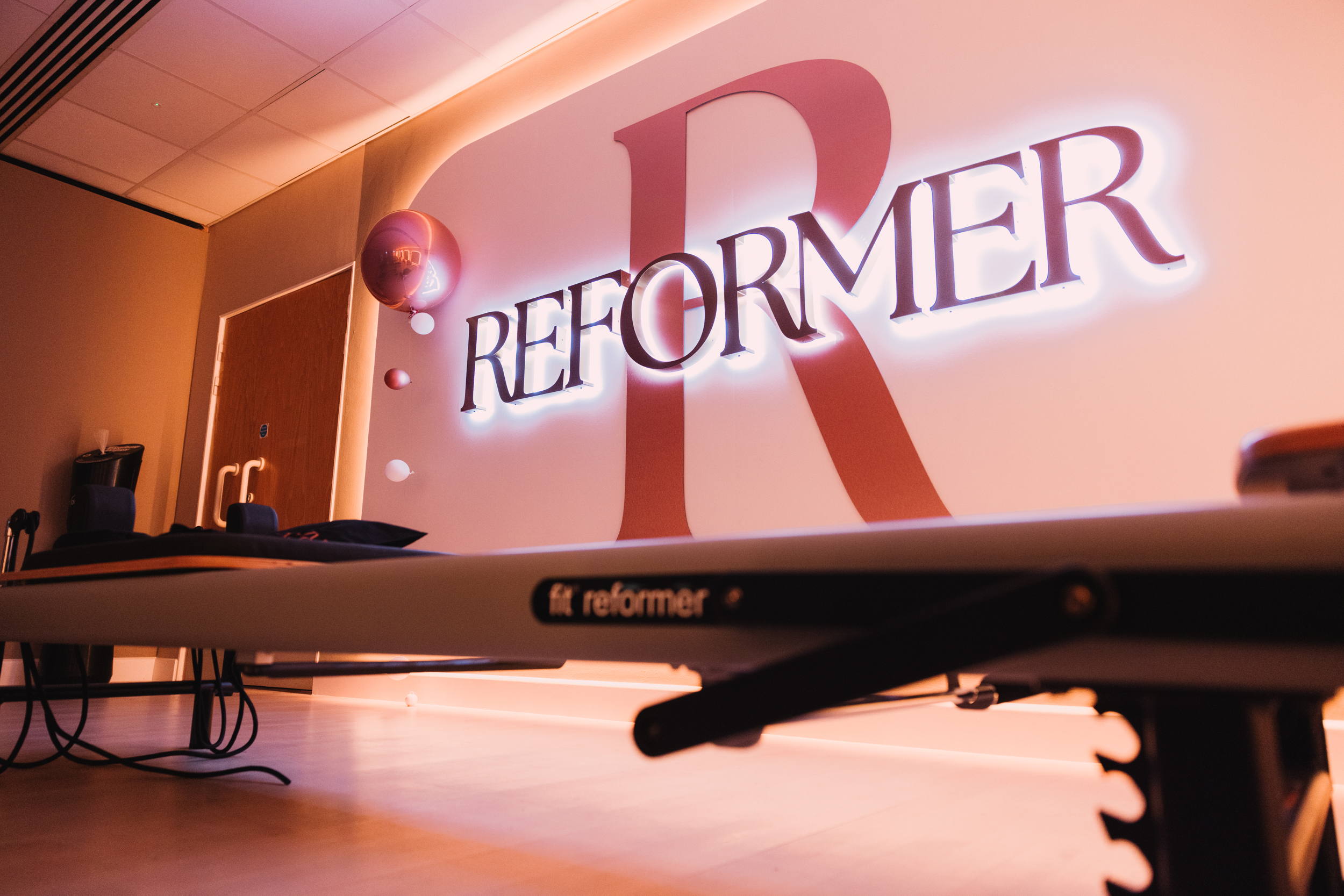 The brand-new Reformer studio offers a new way to strengthen, tone, and energise your body. This state-of-the-art studio is designed to provide an exceptional experience, whether you’re a seasoned enthusiast or new to the practice.