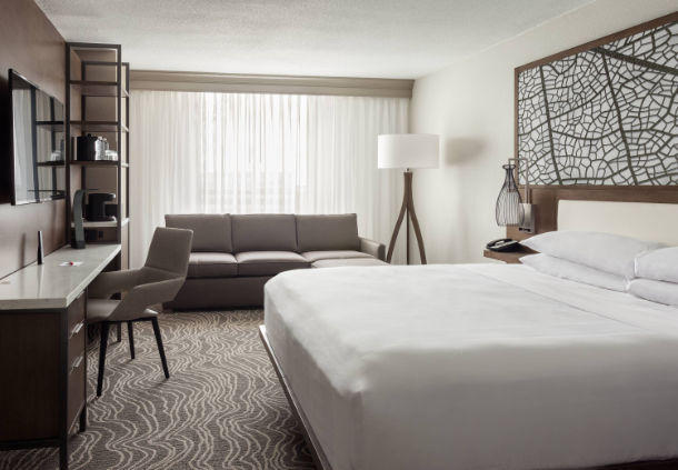 Perfect for families visiting Orlando, our king guest rooms include a convenient pullout sofa bed.