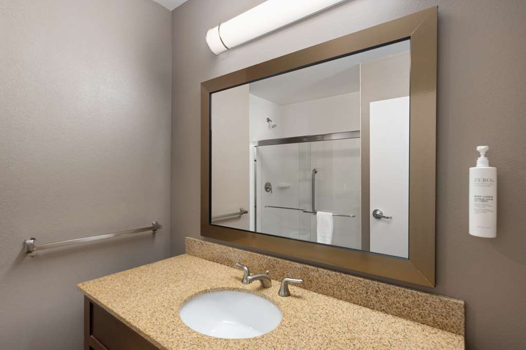 Guest room bath