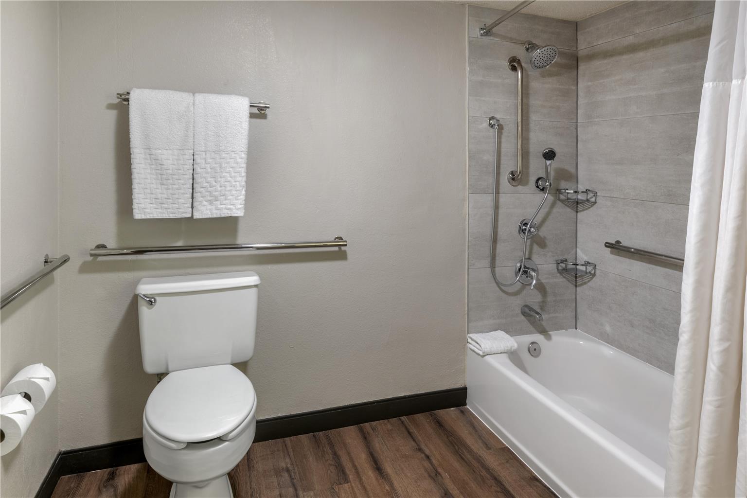 Accessible King - Bathtub