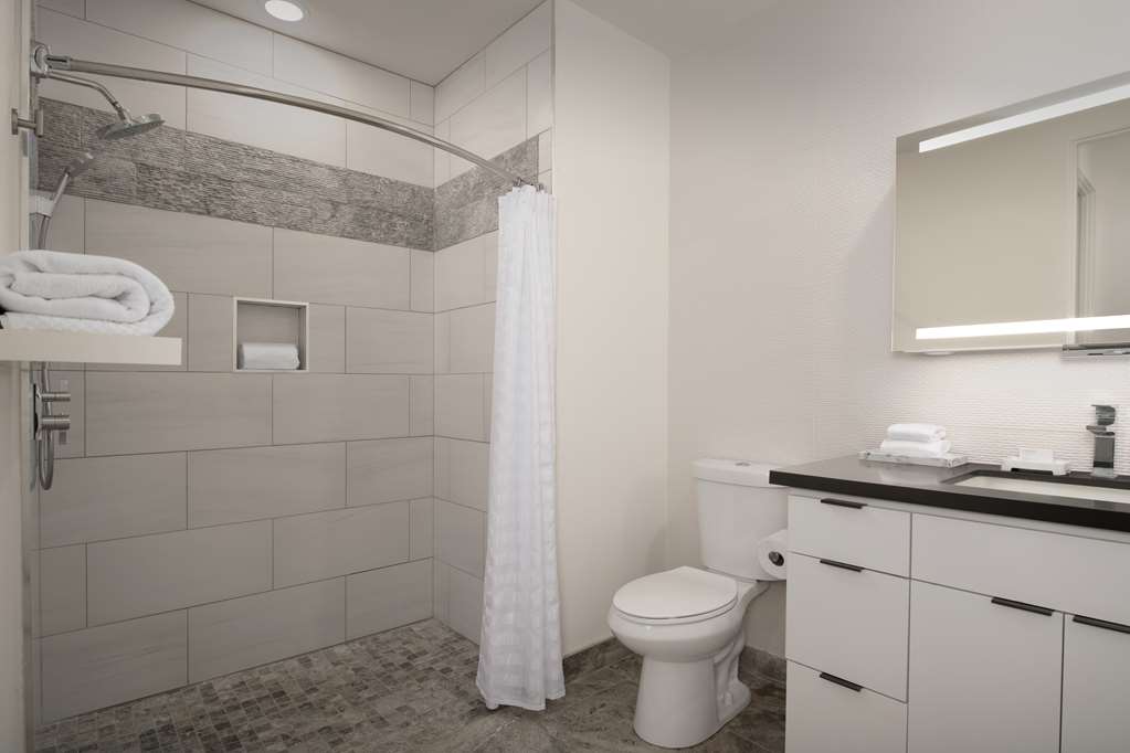Guest room bath
