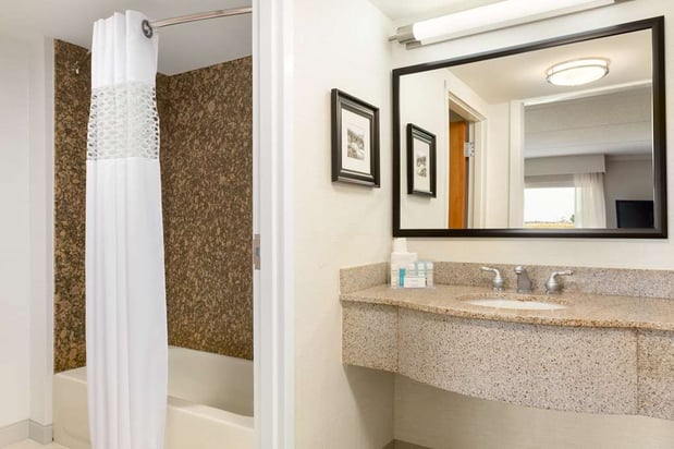 Images Hampton Inn & Suites Manchester-Bedford