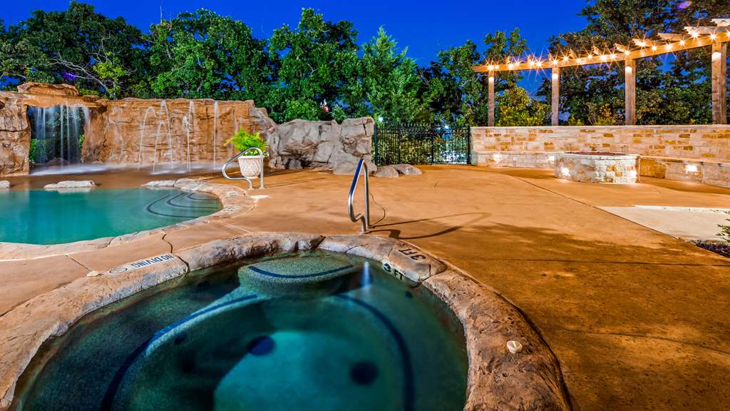 Outdoor Pool & Hot Tub Best Western Premier Crown Chase Inn & Suites Denton (940)387-1000