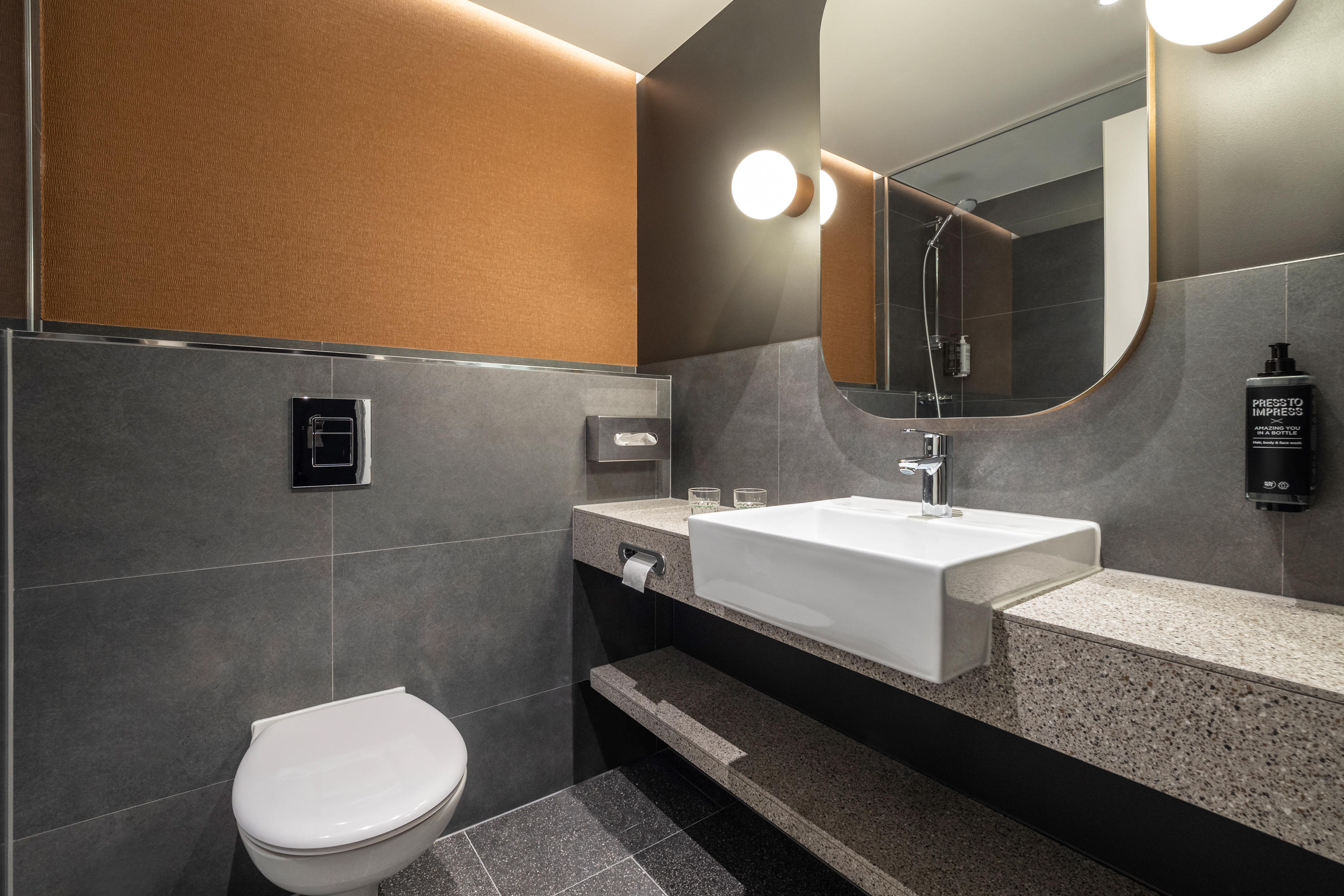 ibis Styles Bielefeld Badezimmer Waschbecken mit Spiegel von der Seite