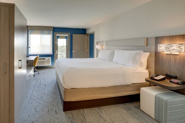 Images Holiday Inn Express & Suites Branson 76 Central by IHG