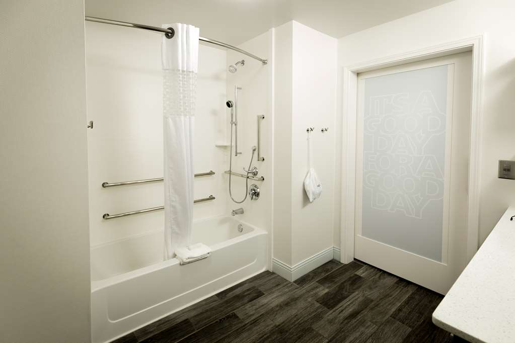 Guest room bath