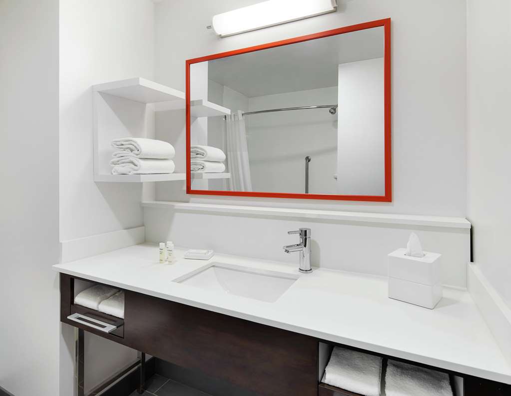 Guest room bath
