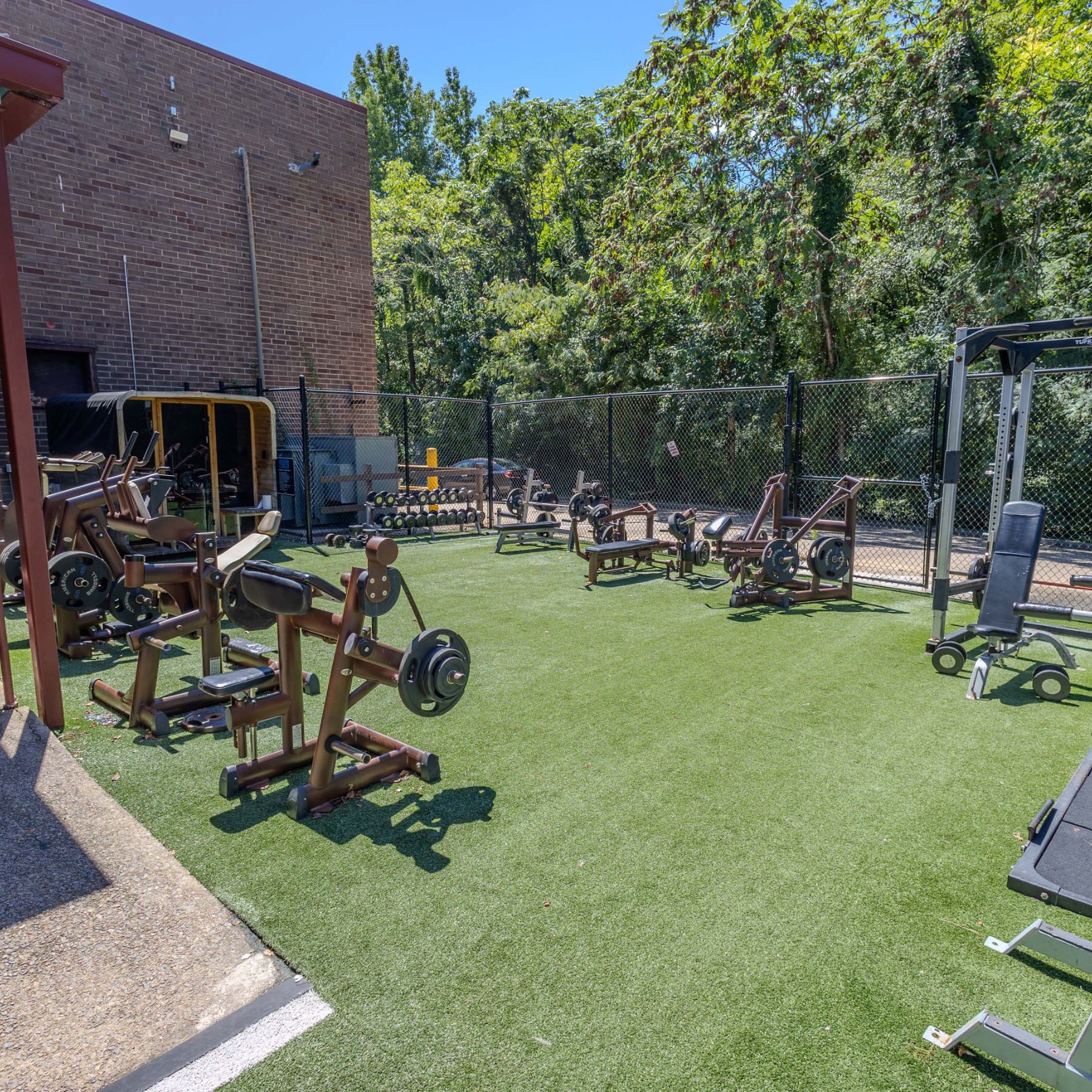 At our Richmond gym with outdoor training, you'll find an open-air workout zone featuring turf flooring, strength machines & free weights.