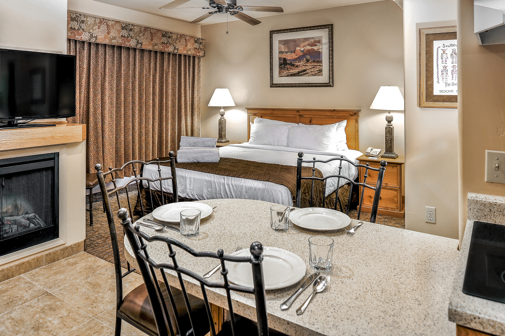 The dining area of a studio accommodation at Bell Rock Inn