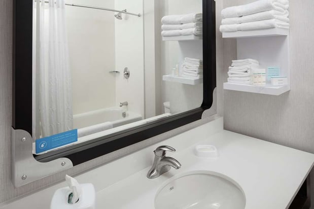Images Hampton Inn & Suites Teaneck Glenpointe