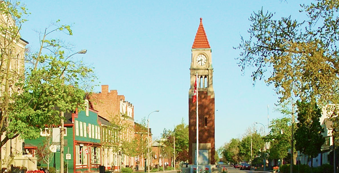 The Memorial Clock Tower in Niagara-on-the-Lake and the surrounding street on a sunny day.