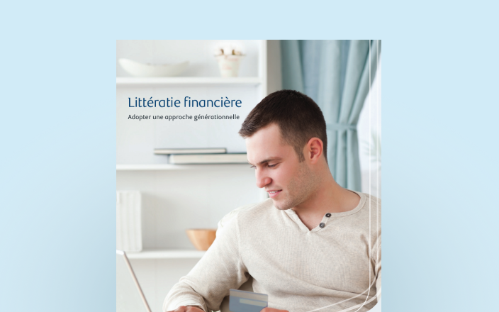 Couverture du Guide de littératie financière avec un jeune homme sur son ordinateur portable.