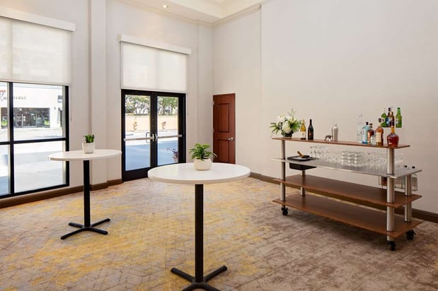 Images Hotel Zessa Orange County Airport, a DoubleTree by Hilton