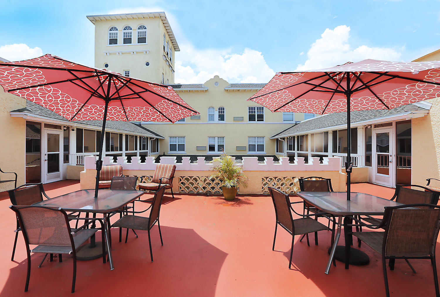 Riviera Senior Living patio with table and chairs