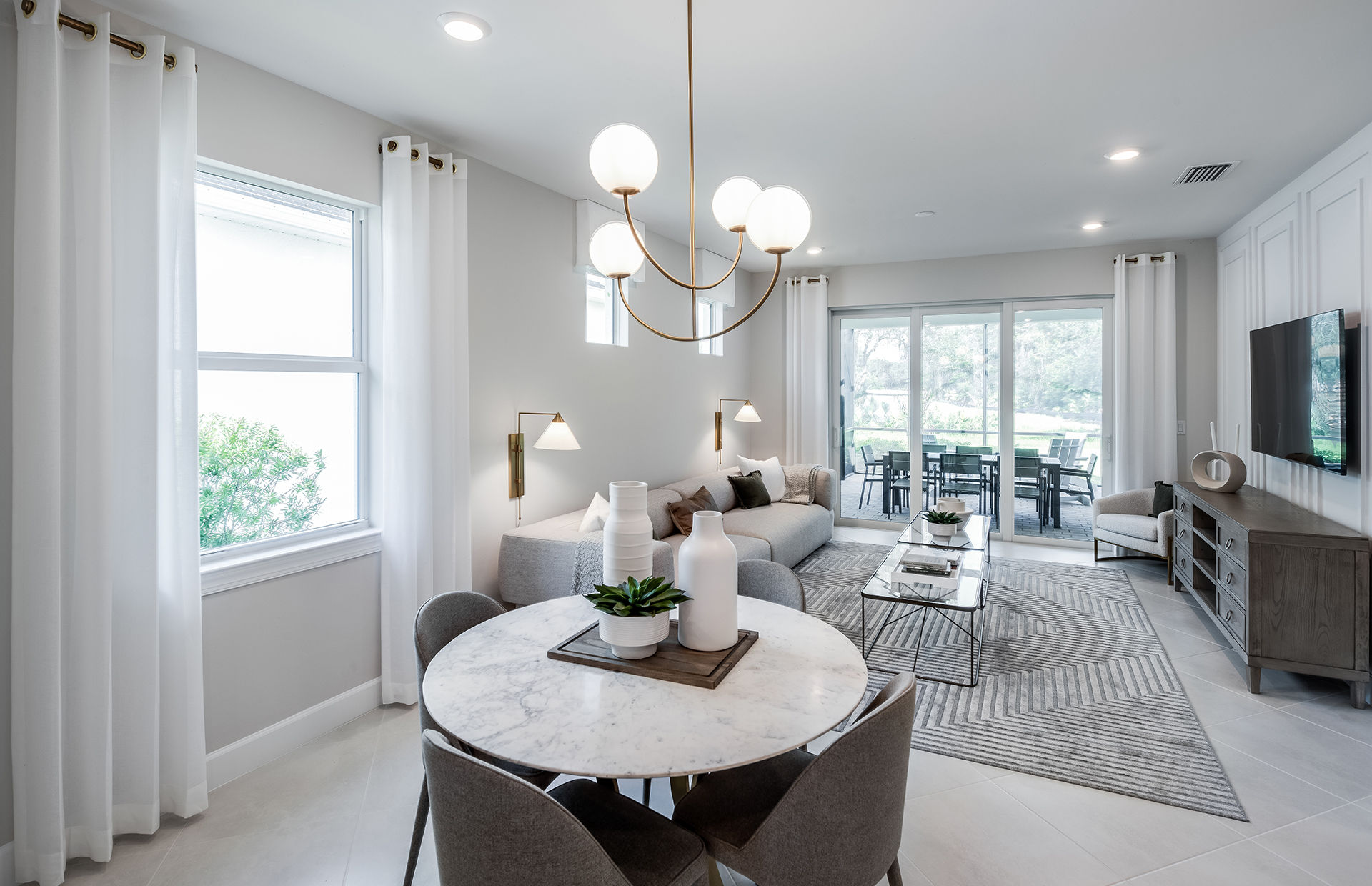 Caf&eacute; right off the kitchen